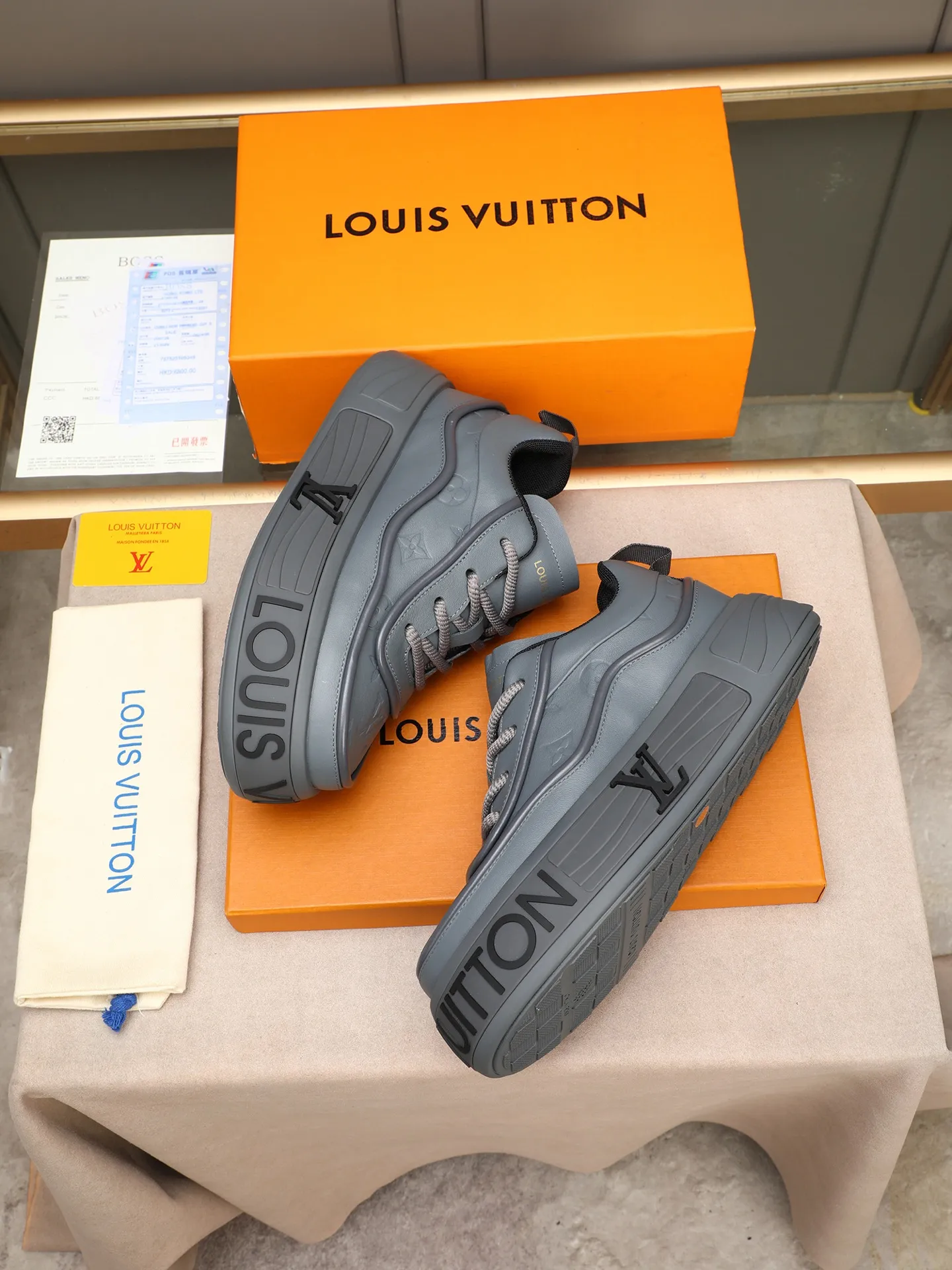 Men's men's shoes 💰560 LV are fashionable and fashionable, and the uppers are made of imported cowhide embossing! Super trendy design! It’s eye-catching! The leather is soft, delicate, shiny and translucent, showing the ultimate in pure handcraftsmanship, and the mesh is soft, comfortable and breathable! Size: 39-44 (38 45 customized)